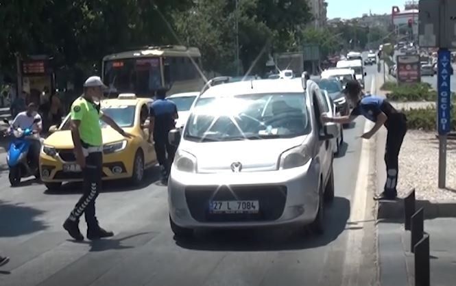 Polis ekiplerinden yaya öncelikli trafik bilgilendirmesi