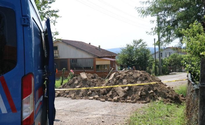 Sakarya’da 27 hanelik sokağı moloz dökerek karantinaya aldılar