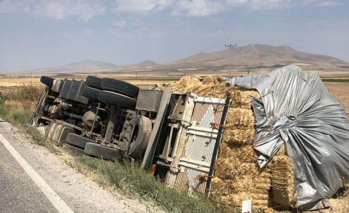 Saman yüklü kamyon devrildi