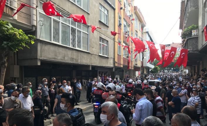 Şehit polisin naaşı helallik için evine getirildi