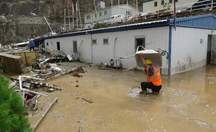 Selden kurtulan şantiye çalışanları eşyalarını kurtarmaya çalıştı