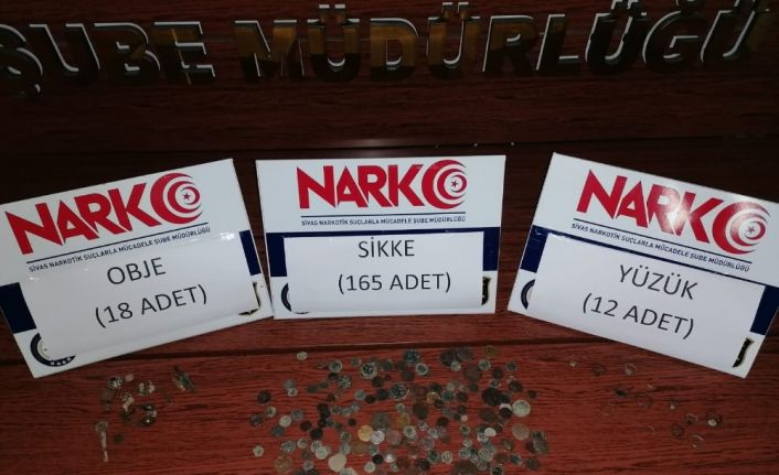 Sivas’ta polis ekipleri 165 sikke ve 12 yüzük ele geçirdi