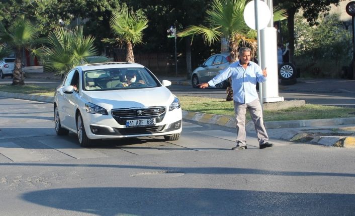 Trafik yoğunlaşınca cebindeki düdüğü çıkarıp trafik polisliğine soyundu