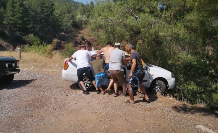 Uçuruma düşmekten son anda kurtuldular