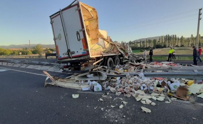 Uşak’ta ticari otomobil, devrilen tıra çarptı; 1 yaralı