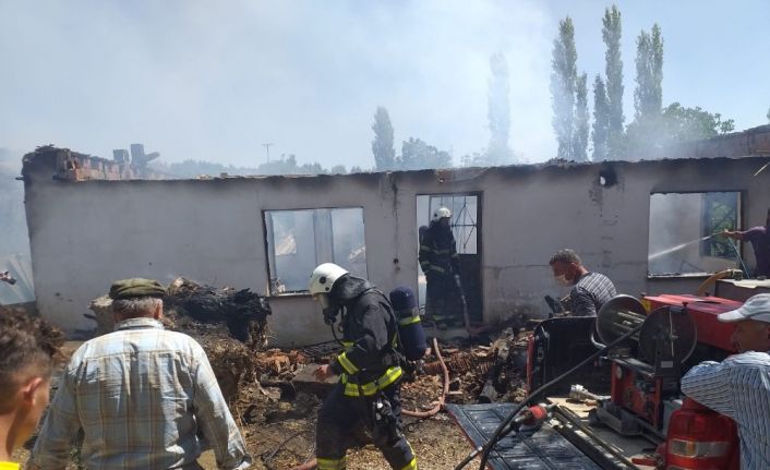 Antalya’da korkutan ev yangını