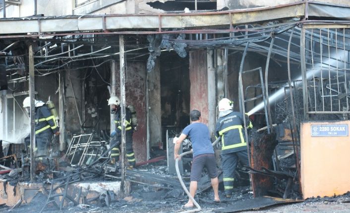 Aydın’da iş yerinde çıkan yangında alevler tüm apartmanı sardı