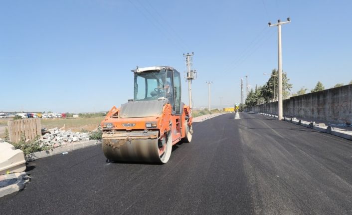 Barış Mahallesi’nde asfalt serim çalışmaları