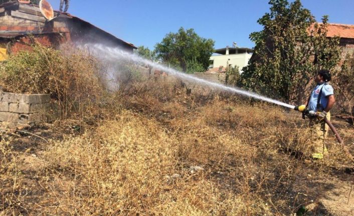 Edremit’te ot yangını evi yakıyordu