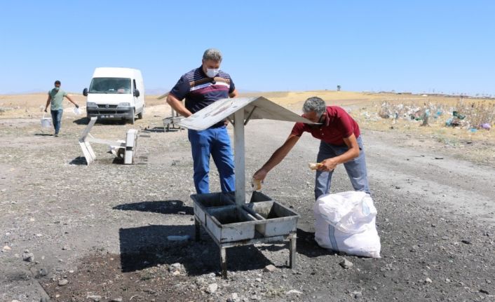 Erciş Belediyesi sıcaktan bunalan hayvanları unutmadı