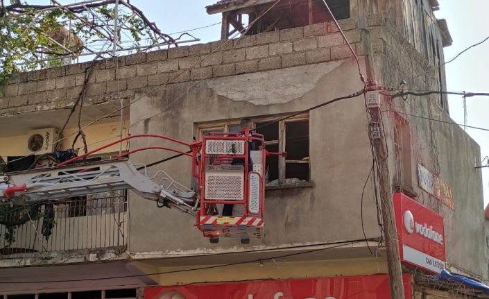 Evde ölü bulunan şahıs sökülen pencereden vinçle çıkarıldı