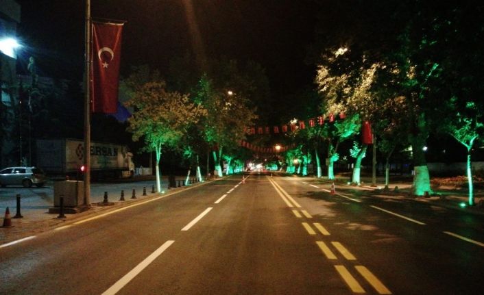 Gece mesaisinde yolların işaretleri yapıldı