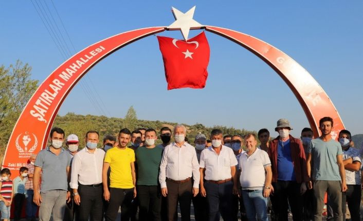 Saruhanlı Belediyesi’nden Şatırlar Mahalle girişine ay yıldızlı tak