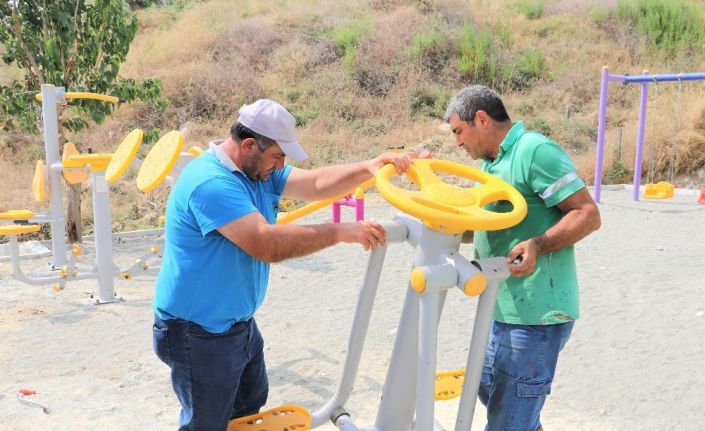 Toroslar Belediyesi, parklara yeni spor aletleri yerleştiriyor