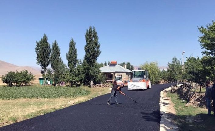 Van’da yol asfaltlama çalışması