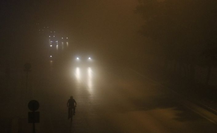 Adana’da gece bastıran yoğun sis hayatı olumsuz etkiledi