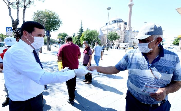 Başkan Kılca, maske ve broşür dağıttı, uyarıda bulundu