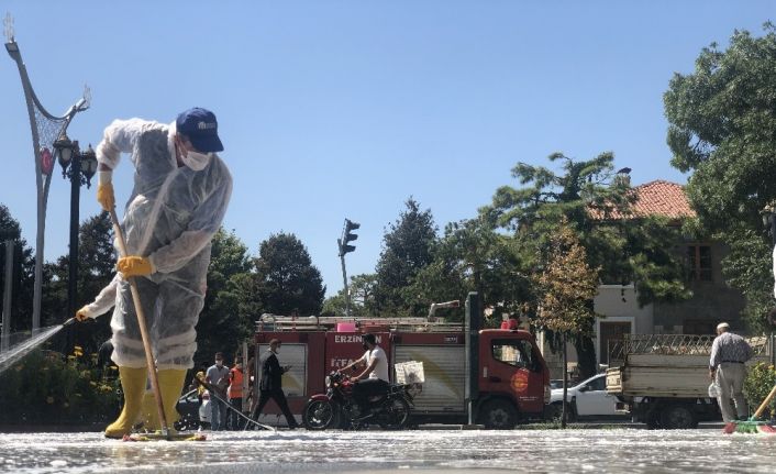 Belediye ekipleri Covid-19 önlemleri kapsamında caddeleri dezenfekte etti