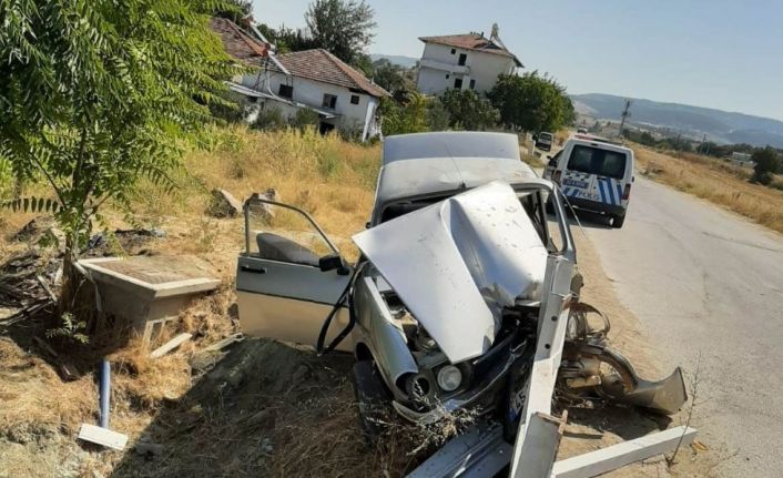 Demir bariyerlere saplanan aracın sürücüsü yaralandı