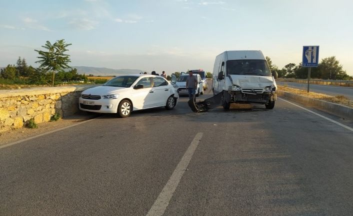 Hayvana çarpmamak için duraklayan sürücü yaralandı