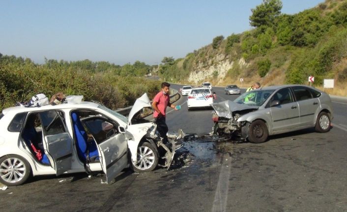 İki otomobil kafa kafaya çarpıştı: 4 yaralı