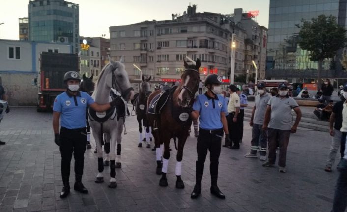 İstiklal Caddesi’nde Zabıta Teşkilatı’ndan yıldönümü töreni öncesi atlı prova