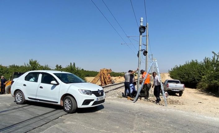 Malatya’da yük treni hemzemin geçitte tıra çarptı