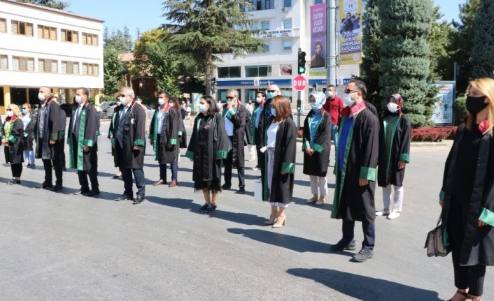 Niğde Barosu Adli yıl açılışı için Atatürk anıtına çelenk koydu