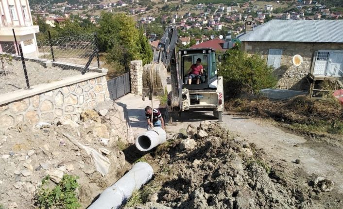 Toroslar’da yol ve kaldırım çalışmaları devam ediyor