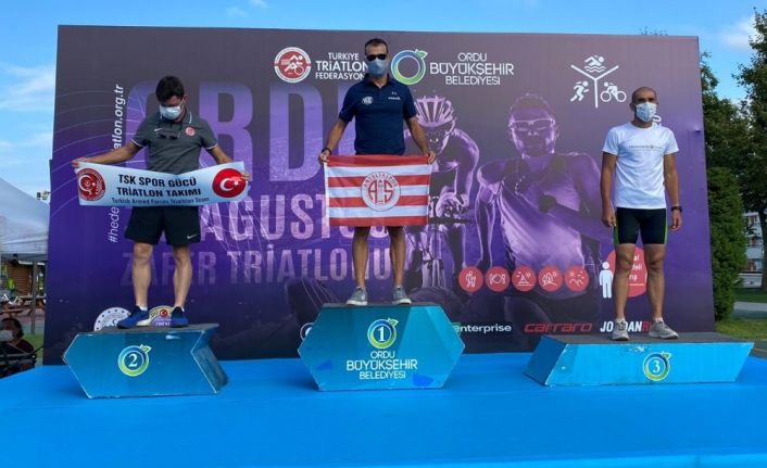 Triatlon sporcusu Bahadır Tama’ya altın madalya