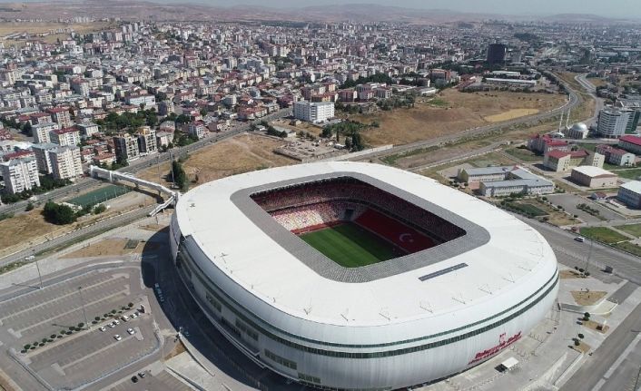 Yeni 4 Eylül Stadyumu’nda milli maç hazırlığı sürüyor