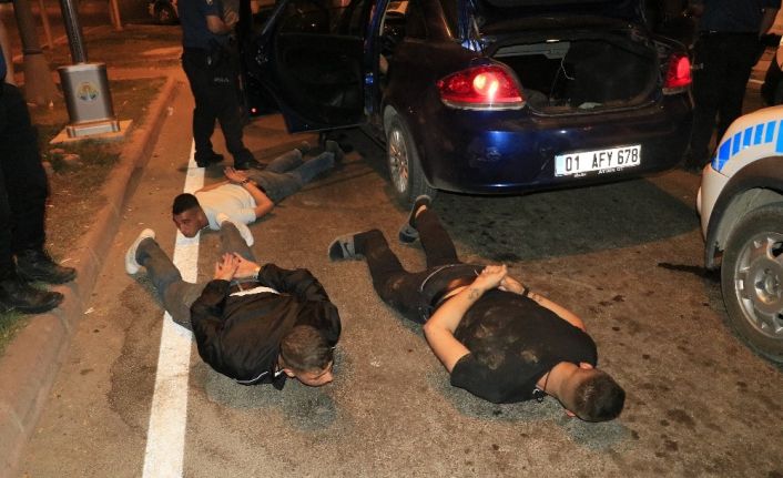 10 kilometre kaçtıktan sonra yakalanan otomobilde ruhsatız pompalı tüfek çıktı