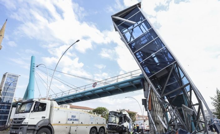 Ankara’da belediye otobüsü üst geçide çarptı: 1 ağır 12 yaralı