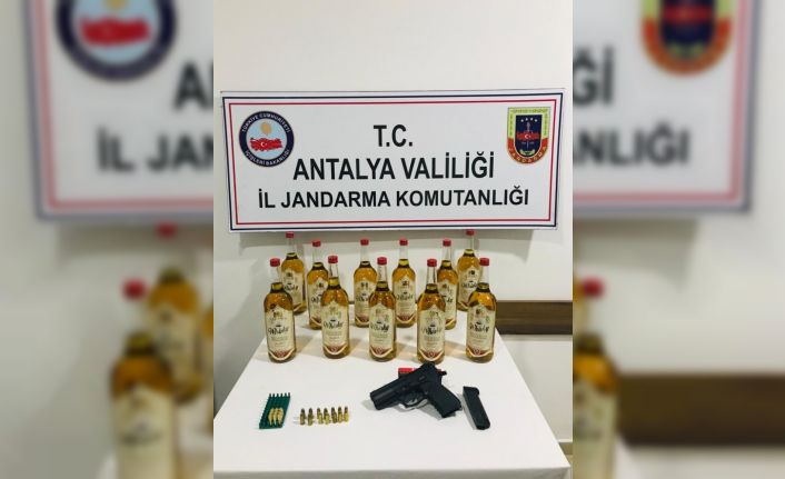 Antalya’da 11 şişe kaçak viski ele geçirildi