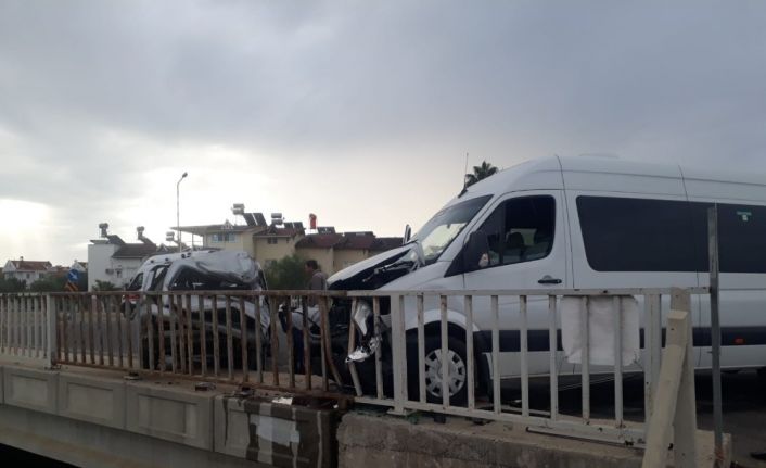 Antalya’da servis aracı ve otomobil çarpıştı: 1 yaralı