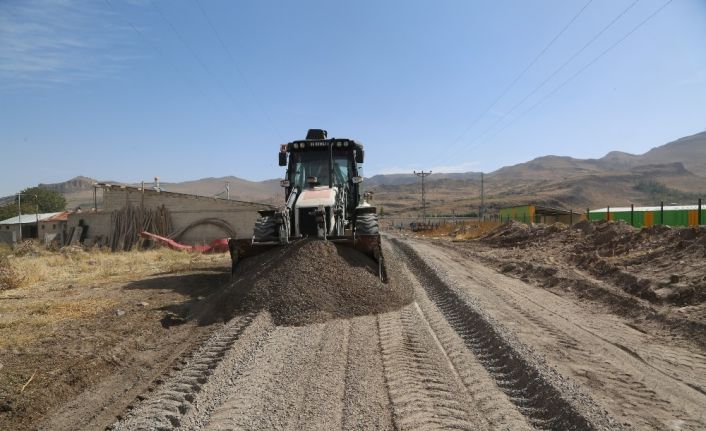 Arıtma tesisi yolu asfalt serimi için hazır