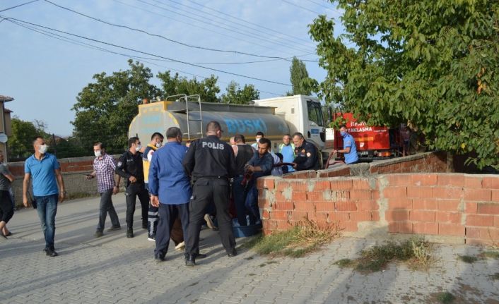 Ayağında zincirle alevler arasında kalan çocuğu itfaiye kurtardı