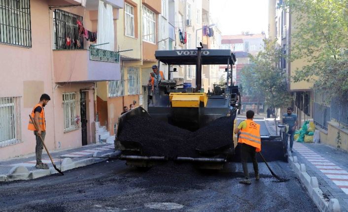 Bağcılar’da yollar asfaltlanarak konforlu hale getiriliyor