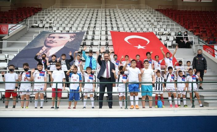 Bakan Kasapoğlu, Güngören’deki spor tesislerinde incelemelerde bulundu