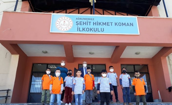 Başakşehir Spor’dan Ağrılı öğrencilere forma hediyesi