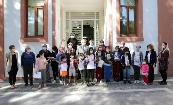 Başkan Gümüş’ten öğrencilere tablet