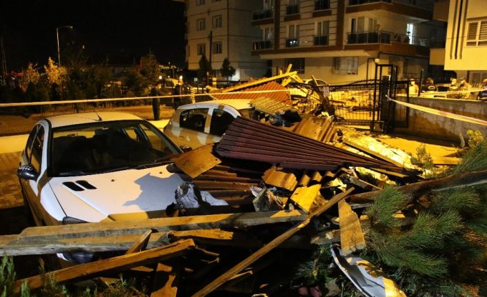 Başkent’te şiddetli fırtına binaların çatısını uçurdu