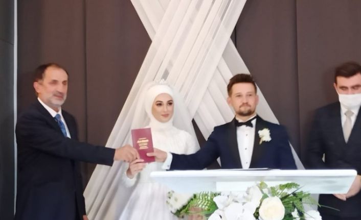 Belediye Başkanı Şahin kızına nikah cüzdanının kendisi verdi