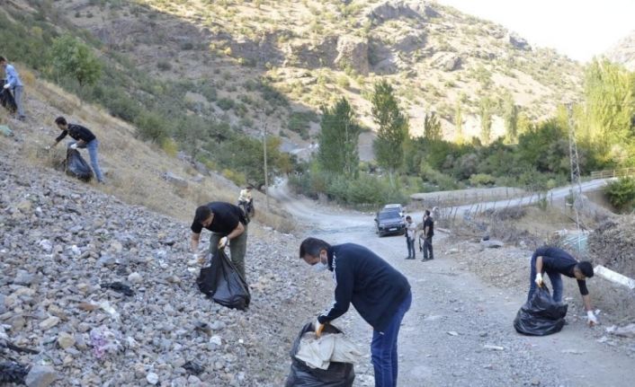 Beytüşşebap’ta çöp toplama seferberliği devam ediyor