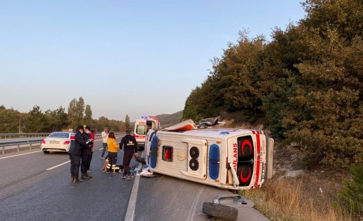 Bilecik’te ambulans çekiciye çarptı: 2 yaralı