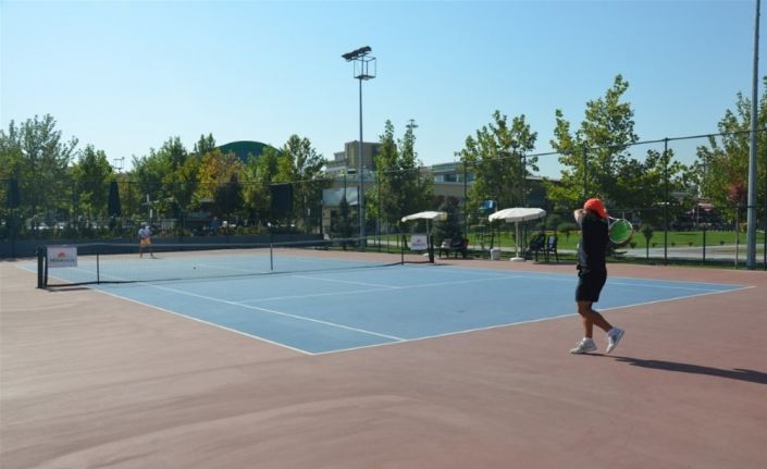 Bölge Tenis turnuvası çekişmeli geçti