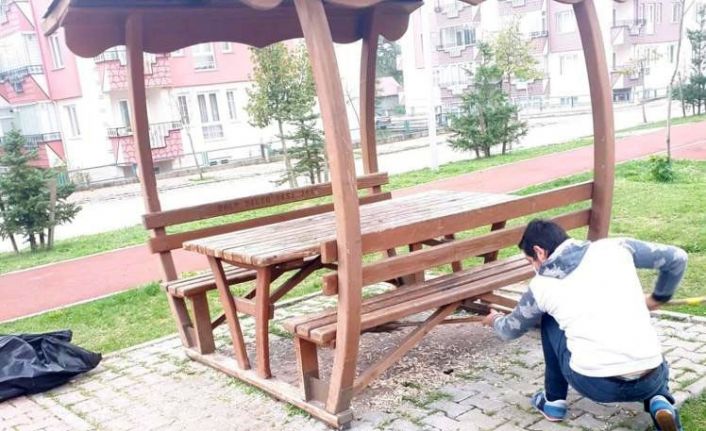 Bolu’da çöplerini bıraktığı parkta cüzdanını unutan gence ilginç ceza