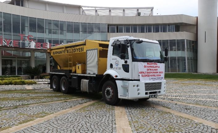 Burhaniye Belediyesi’ne belediye özkaynaklarıyla yeni asfalt bakım onarım aracı alındı.