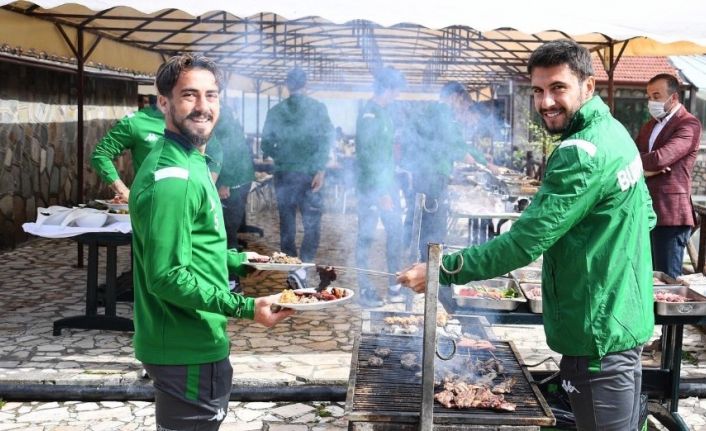 Bursaspor barbekü partisinde moral depoladı