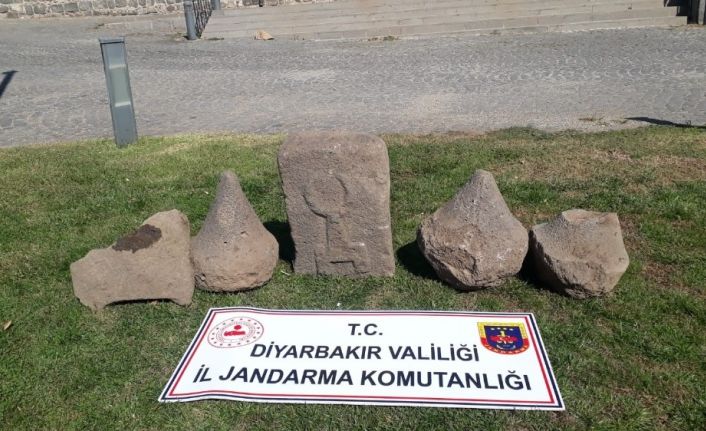 Diyarbakır’da Asur dönemine ait üzeri kabartma yazılı taş ele geçirildi